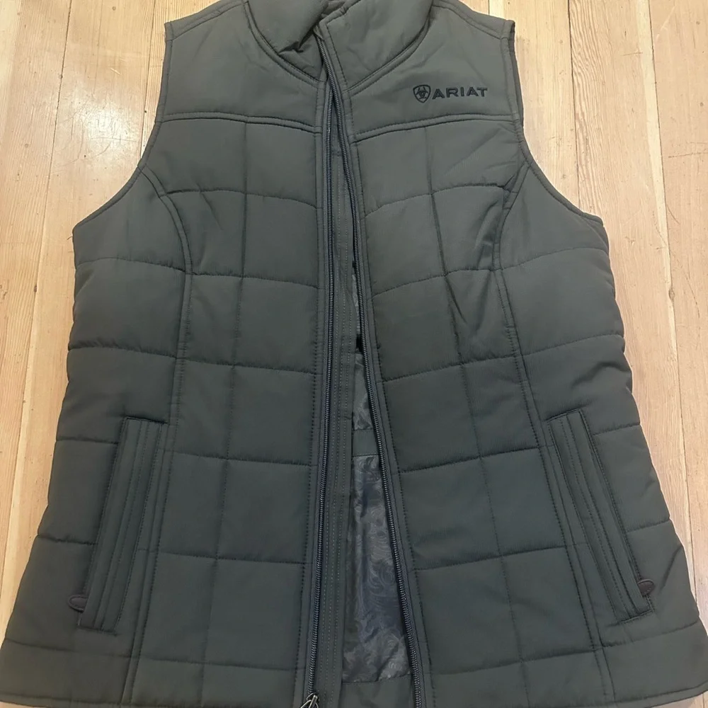Ariat banyan bark insulated vest with synch back in a size medium - Picture 5 of 10